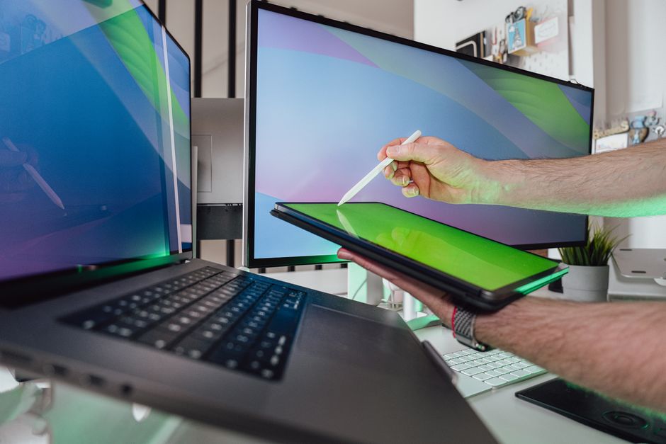 Poslovni workspace s tabletom